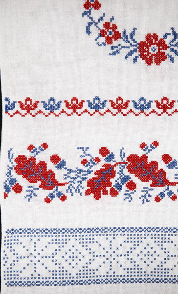 Рушник вишитий РР-2.4х0.36-4 фрагмент - Рушник, ручна вишивка. Хрестик. Символи: корони, картуш, птахи, квіти. Розмір: 2.4х0.36.