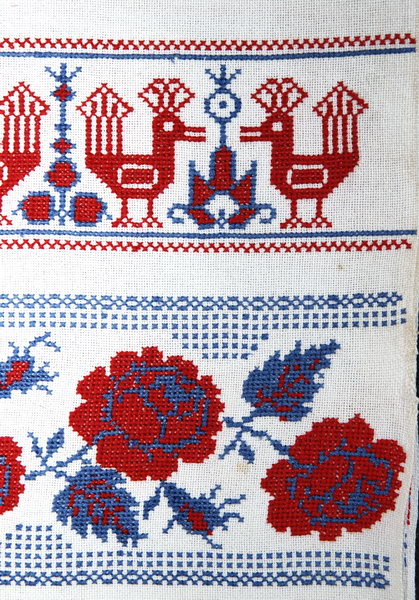 Рушник вишитий РР-2.4х0.36-7 фрагмент - Рушник, ручна вишивка. Хрестик. Символи: виноград, квіти, птахи. Розмір: 2.4х0.36.