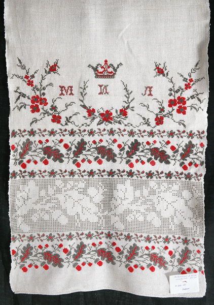 Рушник РР-310х50-57 - Рушник старовинний. Опис: мережаний, дубове листя, квіти, корони, старовинний. Розмір: 310х50.